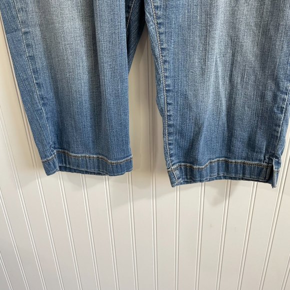 Levi's Women's 16P Perfectly Slimming 512 Capri 5 Pocket Jeans - Picture 4 of 9